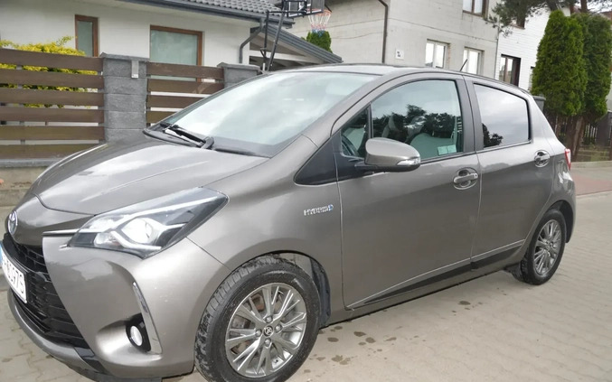 Toyota Yaris cena 57900 przebieg: 57000, rok produkcji 2017 z Józefów małe 137